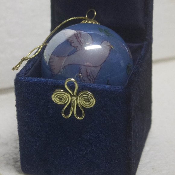 Pier 1 2005 Peace Doves Hand Painted Li Bien 2.5" Glass Ornament - Picture 2 of 7